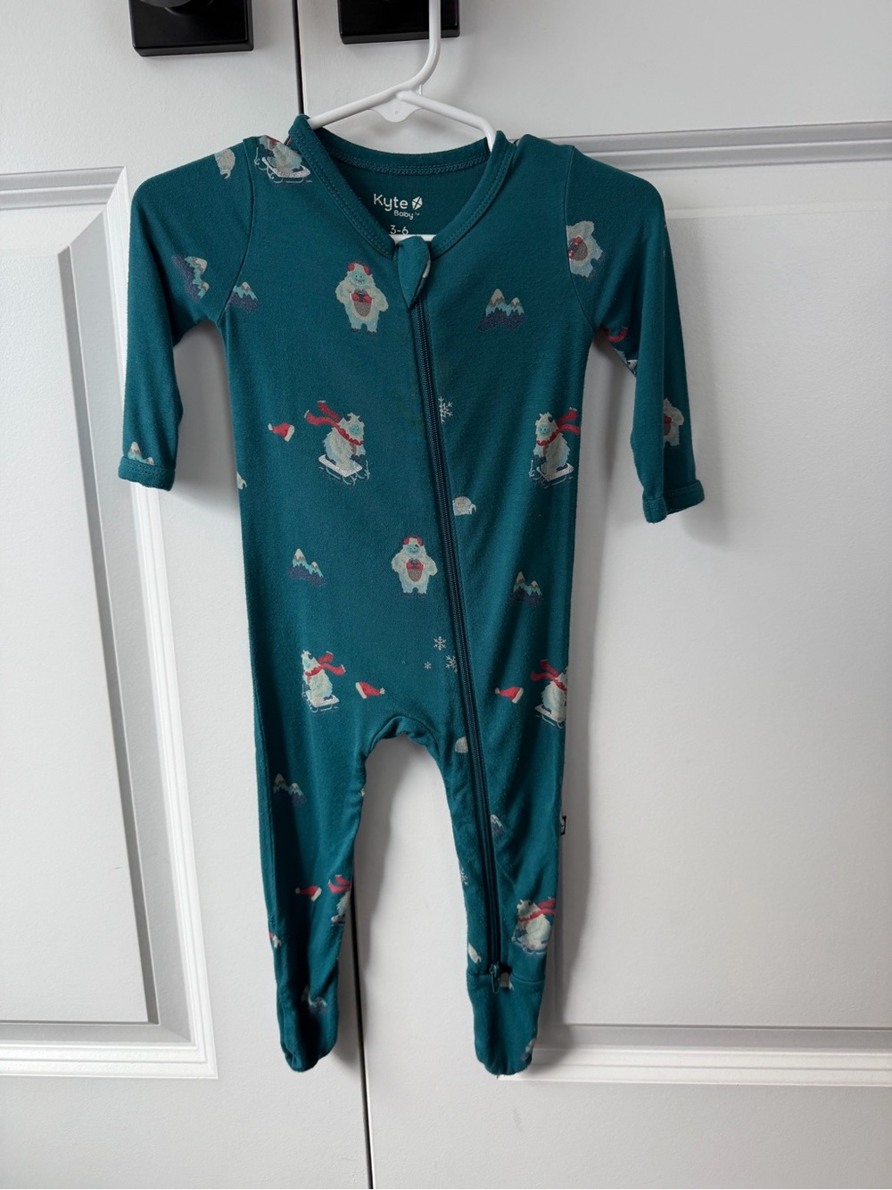 Kyte Baby Yeti Holiday Print Zippered Footie Size 3-6 Months